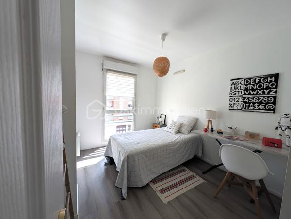 Installé au troisième étage (avec ascenseur) d'une résidence récente et bien tenue de la rue Jean Moulin, cet appartement de trois pièces offre un cadre de vie particulièrement équilibré et fonctionnel. 
L'appartement se compose d'une entrée avec rangement, d'une cuisine équipée et aménagée, d'un séjour spacieux de plus de 26 m², très simple à aménager pour organiser à la fois un coin salon confortable et un vrai espace repas. Cet espace de vie s'ouvre directement sur une loggia de 9,3 m² entièrement abritée et plein sud.

Côté nuit, le dégagement dessert une salle de bain et deux chambres lumineuses avec dressing. L'agencement global est rationnel, bien pensé et pratique au quotidien.

Sur le plan technique et énergétique, le logement bénéficie d'un très bon classement en DPE B, gage d'une isolation efficace et de dépenses de chauffage bien maîtrisées. Une place de stationnement privative située dans le sous-sol sécurisé de la copropriété vient compléter l'ensemble.

L'emplacement permet un accès immédiat à la gare RER (RER A et Transilien L vers Paris et La Défense en 20min), aux commerces de proximité et aux écoles (crèche, maternelle, primaire, collège et lycée). L'accès à pied à la forêt de Saint-Germain-en-Laye constitue également un atout majeur pour les promenades et les loisirs.

Un bien sain, confortable et agréable à vivre, parfaitement adapté à tous.
