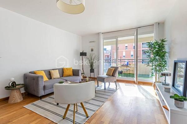 Installé au troisième étage (avec ascenseur) d'une résidence récente et bien tenue de la rue Jean Moulin, cet appartement de trois pièces offre un cadre de vie particulièrement équilibré et fonctionnel. 
L'appartement se compose d'une entrée avec rangement, d'une cuisine équipée et aménagée, d'un séjour spacieux de plus de 26 m², très simple à aménager pour organiser à la fois un coin salon confortable et un vrai espace repas. Cet espace de vie s'ouvre directement sur une loggia de 9,3 m² entièrement abritée et plein sud.

Côté nuit, le dégagement dessert une salle de bain et deux chambres lumineuses avec dressing. L'agencement global est rationnel, bien pensé et pratique au quotidien.

Sur le plan technique et énergétique, le logement bénéficie d'un très bon classement en DPE B, gage d'une isolation efficace et de dépenses de chauffage bien maîtrisées. Une place de stationnement privative située dans le sous-sol sécurisé de la copropriété vient compléter l'ensemble.

L'emplacement permet un accès immédiat à la gare RER (RER A et Transilien L vers Paris et La Défense en 20min), aux commerces de proximité et aux écoles (crèche, maternelle, primaire, collège et lycée). L'accès à pied à la forêt de Saint-Germain-en-Laye constitue également un atout majeur pour les promenades et les loisirs.

Un bien sain, confortable et agréable à vivre, parfaitement adapté à tous.
