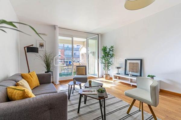 Installé au troisième étage (avec ascenseur) d'une résidence récente et bien tenue de la rue Jean Moulin, cet appartement de trois pièces offre un cadre de vie particulièrement équilibré et fonctionnel. 
L'appartement se compose d'une entrée avec rangement, d'une cuisine équipée et aménagée, d'un séjour spacieux de plus de 26 m², très simple à aménager pour organiser à la fois un coin salon confortable et un vrai espace repas. Cet espace de vie s'ouvre directement sur une loggia de 9,3 m² entièrement abritée et plein sud.

Côté nuit, le dégagement dessert une salle de bain et deux chambres lumineuses avec dressing. L'agencement global est rationnel, bien pensé et pratique au quotidien.

Sur le plan technique et énergétique, le logement bénéficie d'un très bon classement en DPE B, gage d'une isolation efficace et de dépenses de chauffage bien maîtrisées. Une place de stationnement privative située dans le sous-sol sécurisé de la copropriété vient compléter l'ensemble.

L'emplacement permet un accès immédiat à la gare RER (RER A et Transilien L vers Paris et La Défense en 20min), aux commerces de proximité et aux écoles (crèche, maternelle, primaire, collège et lycée). L'accès à pied à la forêt de Saint-Germain-en-Laye constitue également un atout majeur pour les promenades et les loisirs.

Un bien sain, confortable et agréable à vivre, parfaitement adapté à tous.