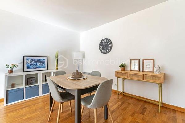 Installé au troisième étage (avec ascenseur) d'une résidence récente et bien tenue de la rue Jean Moulin, cet appartement de trois pièces offre un cadre de vie particulièrement équilibré et fonctionnel. 
L'appartement se compose d'une entrée avec rangement, d'une cuisine équipée et aménagée, d'un séjour spacieux de plus de 26 m², très simple à aménager pour organiser à la fois un coin salon confortable et un vrai espace repas. Cet espace de vie s'ouvre directement sur une loggia de 9,3 m² entièrement abritée et plein sud.

Côté nuit, le dégagement dessert une salle de bain et deux chambres lumineuses avec dressing. L'agencement global est rationnel, bien pensé et pratique au quotidien.

Sur le plan technique et énergétique, le logement bénéficie d'un très bon classement en DPE B, gage d'une isolation efficace et de dépenses de chauffage bien maîtrisées. Une place de stationnement privative située dans le sous-sol sécurisé de la copropriété vient compléter l'ensemble.

L'emplacement permet un accès immédiat à la gare RER (RER A et Transilien L vers Paris et La Défense en 20min), aux commerces de proximité et aux écoles (crèche, maternelle, primaire, collège et lycée). L'accès à pied à la forêt de Saint-Germain-en-Laye constitue également un atout majeur pour les promenades et les loisirs.

Un bien sain, confortable et agréable à vivre, parfaitement adapté à tous.