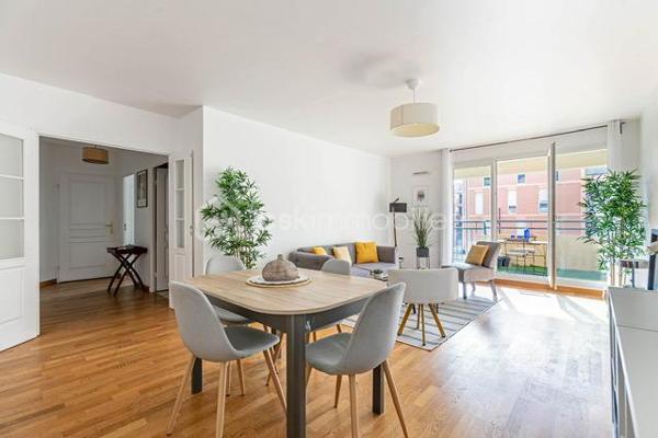 Installé au troisième étage (avec ascenseur) d'une résidence récente et bien tenue de la rue Jean Moulin, cet appartement de trois pièces offre un cadre de vie particulièrement équilibré et fonctionnel. 
L'appartement se compose d'une entrée avec rangement, d'une cuisine équipée et aménagée, d'un séjour spacieux de plus de 26 m², très simple à aménager pour organiser à la fois un coin salon confortable et un vrai espace repas. Cet espace de vie s'ouvre directement sur une loggia de 9,3 m² entièrement abritée et plein sud.

Côté nuit, le dégagement dessert une salle de bain et deux chambres lumineuses avec dressing. L'agencement global est rationnel, bien pensé et pratique au quotidien.

Sur le plan technique et énergétique, le logement bénéficie d'un très bon classement en DPE B, gage d'une isolation efficace et de dépenses de chauffage bien maîtrisées. Une place de stationnement privative située dans le sous-sol sécurisé de la copropriété vient compléter l'ensemble.

L'emplacement permet un accès immédiat à la gare RER (RER A et Transilien L vers Paris et La Défense en 20min), aux commerces de proximité et aux écoles (crèche, maternelle, primaire, collège et lycée). L'accès à pied à la forêt de Saint-Germain-en-Laye constitue également un atout majeur pour les promenades et les loisirs.

Un bien sain, confortable et agréable à vivre, parfaitement adapté à tous.