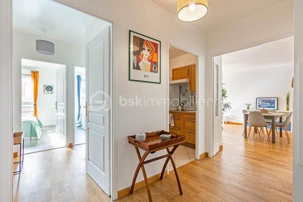Installé au troisième étage (avec ascenseur) d'une résidence récente et bien tenue de la rue Jean Moulin, cet appartement de trois pièces offre un cadre de vie particulièrement équilibré et fonctionnel. 
L'appartement se compose d'une entrée avec rangement, d'une cuisine équipée et aménagée, d'un séjour spacieux de plus de 26 m², très simple à aménager pour organiser à la fois un coin salon confortable et un vrai espace repas. Cet espace de vie s'ouvre directement sur une loggia de 9,3 m² entièrement abritée et plein sud.

Côté nuit, le dégagement dessert une salle de bain et deux chambres lumineuses avec dressing. L'agencement global est rationnel, bien pensé et pratique au quotidien.

Sur le plan technique et énergétique, le logement bénéficie d'un très bon classement en DPE B, gage d'une isolation efficace et de dépenses de chauffage bien maîtrisées. Une place de stationnement privative située dans le sous-sol sécurisé de la copropriété vient compléter l'ensemble.

L'emplacement permet un accès immédiat à la gare RER (RER A et Transilien L vers Paris et La Défense en 20min), aux commerces de proximité et aux écoles (crèche, maternelle, primaire, collège et lycée). L'accès à pied à la forêt de Saint-Germain-en-Laye constitue également un atout majeur pour les promenades et les loisirs.

Un bien sain, confortable et agréable à vivre, parfaitement adapté à tous.