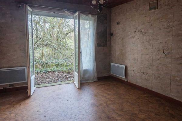 Maison contemporaine - La coquille Maison des années 70 sans voisin et terrain boisé