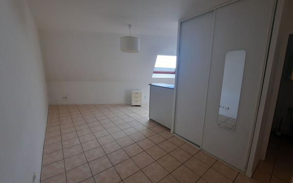 Appartement à louer    1 pièce •  Épône