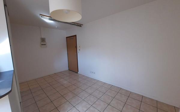 Appartement à louer    1 pièce •  Épône