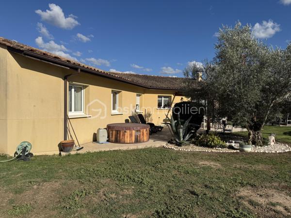 Sur la commune de SAINT-SEURIN-SUR-L'ISLE, entre Montpon-Ménestérol et Libourne. Belle maison contemporaine de plain pied de 124 m² habitables offrant : entrée avec rangement, beau séjour-salle à manger avec cuisine ouverte et équipée de plus de 50 m², quatre chambres et un bureau (ou possibilité 5 chambres) dont une chambre avec sa propre salle d'eau, une salle d'eau indépendante, un w-c séparé, dégagement et nombreux rangements. Les prestations intérieures sont de qualité et la décoration est soignée. Les volets électriques, la climatisation réversible et l'adoucisseur d'eau, vous permettront d'apprécier un confort supplémentaire.
Un garage attenant à la maison  vient compléter cet ensemble et pourrais éventuellement être transformé en sixième chambre (si besoin).
Le terrain de 1235 m² clos (et piscinable) avec portail électrique et visiophone bénéficie du calme et d'un bel ensoleillement, et vous permettra d'apprécier une vie paisible en famille.