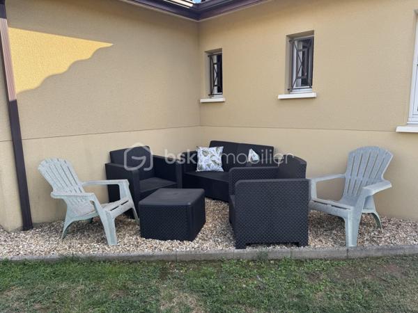 Sur la commune de SAINT-SEURIN-SUR-L'ISLE, entre Montpon-Ménestérol et Libourne. Belle maison contemporaine de plain pied de 124 m² habitables offrant : entrée avec rangement, beau séjour-salle à manger avec cuisine ouverte et équipée de plus de 50 m², quatre chambres et un bureau (ou possibilité 5 chambres) dont une chambre avec sa propre salle d'eau, une salle d'eau indépendante, un w-c séparé, dégagement et nombreux rangements. Les prestations intérieures sont de qualité et la décoration est soignée. Les volets électriques, la climatisation réversible et l'adoucisseur d'eau, vous permettront d'apprécier un confort supplémentaire.
Un garage attenant à la maison  vient compléter cet ensemble et pourrais éventuellement être transformé en sixième chambre (si besoin).
Le terrain de 1235 m² clos (et piscinable) avec portail électrique et visiophone bénéficie du calme et d'un bel ensoleillement, et vous permettra d'apprécier une vie paisible en famille.