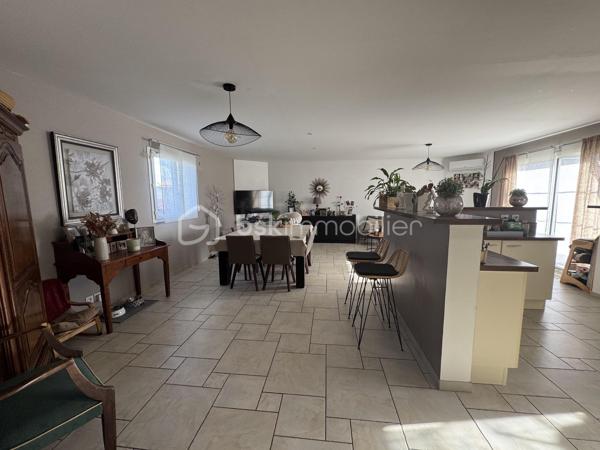 Sur la commune de SAINT-SEURIN-SUR-L'ISLE, entre Montpon-Ménestérol et Libourne. Belle maison contemporaine de plain pied de 124 m² habitables offrant : entrée avec rangement, beau séjour-salle à manger avec cuisine ouverte et équipée de plus de 50 m², quatre chambres et un bureau (ou possibilité 5 chambres) dont une chambre avec sa propre salle d'eau, une salle d'eau indépendante, un w-c séparé, dégagement et nombreux rangements. Les prestations intérieures sont de qualité et la décoration est soignée. Les volets électriques, la climatisation réversible et l'adoucisseur d'eau, vous permettront d'apprécier un confort supplémentaire.
Un garage attenant à la maison  vient compléter cet ensemble et pourrais éventuellement être transformé en sixième chambre (si besoin).
Le terrain de 1235 m² clos (et piscinable) avec portail électrique et visiophone bénéficie du calme et d'un bel ensoleillement, et vous permettra d'apprécier une vie paisible en famille.