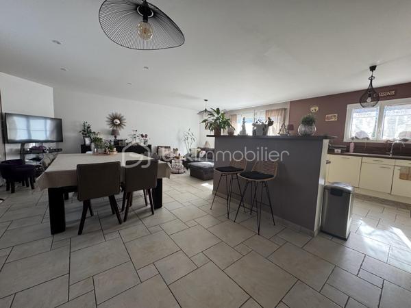 Sur la commune de SAINT-SEURIN-SUR-L'ISLE, entre Montpon-Ménestérol et Libourne. Belle maison contemporaine de plain pied de 124 m² habitables offrant : entrée avec rangement, beau séjour-salle à manger avec cuisine ouverte et équipée de plus de 50 m², quatre chambres et un bureau (ou possibilité 5 chambres) dont une chambre avec sa propre salle d'eau, une salle d'eau indépendante, un w-c séparé, dégagement et nombreux rangements. Les prestations intérieures sont de qualité et la décoration est soignée. Les volets électriques, la climatisation réversible et l'adoucisseur d'eau, vous permettront d'apprécier un confort supplémentaire.
Un garage attenant à la maison  vient compléter cet ensemble et pourrais éventuellement être transformé en sixième chambre (si besoin).
Le terrain de 1235 m² clos (et piscinable) avec portail électrique et visiophone bénéficie du calme et d'un bel ensoleillement, et vous permettra d'apprécier une vie paisible en famille.