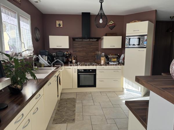 Sur la commune de SAINT-SEURIN-SUR-L'ISLE, entre Montpon-Ménestérol et Libourne. Belle maison contemporaine de plain pied de 124 m² habitables offrant : entrée avec rangement, beau séjour-salle à manger avec cuisine ouverte et équipée de plus de 50 m², quatre chambres et un bureau (ou possibilité 5 chambres) dont une chambre avec sa propre salle d'eau, une salle d'eau indépendante, un w-c séparé, dégagement et nombreux rangements. Les prestations intérieures sont de qualité et la décoration est soignée. Les volets électriques, la climatisation réversible et l'adoucisseur d'eau, vous permettront d'apprécier un confort supplémentaire.
Un garage attenant à la maison  vient compléter cet ensemble et pourrais éventuellement être transformé en sixième chambre (si besoin).
Le terrain de 1235 m² clos (et piscinable) avec portail électrique et visiophone bénéficie du calme et d'un bel ensoleillement, et vous permettra d'apprécier une vie paisible en famille.