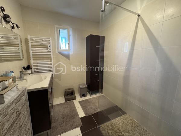 Sur la commune de SAINT-SEURIN-SUR-L'ISLE, entre Montpon-Ménestérol et Libourne. Belle maison contemporaine de plain pied de 124 m² habitables offrant : entrée avec rangement, beau séjour-salle à manger avec cuisine ouverte et équipée de plus de 50 m², quatre chambres et un bureau (ou possibilité 5 chambres) dont une chambre avec sa propre salle d'eau, une salle d'eau indépendante, un w-c séparé, dégagement et nombreux rangements. Les prestations intérieures sont de qualité et la décoration est soignée. Les volets électriques, la climatisation réversible et l'adoucisseur d'eau, vous permettront d'apprécier un confort supplémentaire.
Un garage attenant à la maison  vient compléter cet ensemble et pourrais éventuellement être transformé en sixième chambre (si besoin).
Le terrain de 1235 m² clos (et piscinable) avec portail électrique et visiophone bénéficie du calme et d'un bel ensoleillement, et vous permettra d'apprécier une vie paisible en famille.