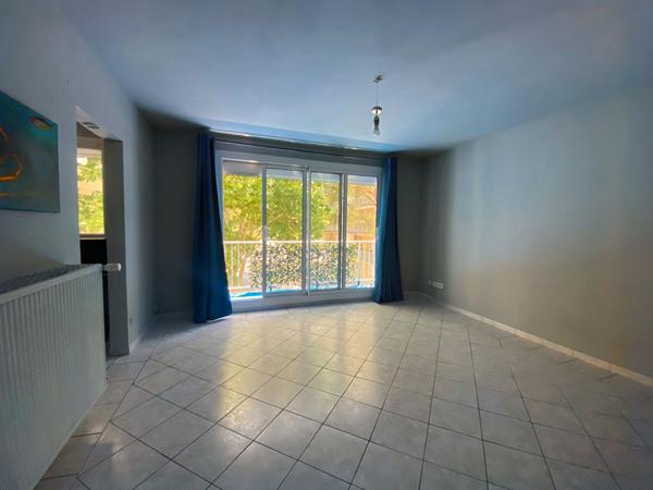 Grand appartement  T1 bis avec balcon, proche tram, bus et toutes commodites