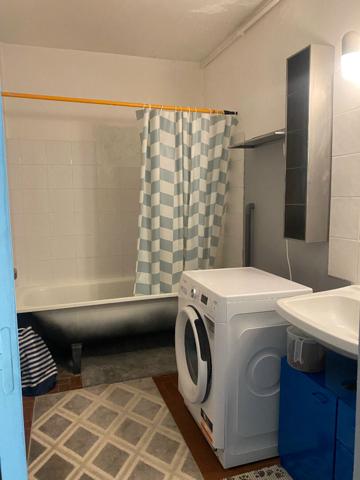 Grand appartement  T1 bis avec balcon, proche tram, bus et toutes commodites