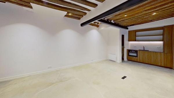 PARIS 1° Arr. - Quartier Montorgueil / Les Halles - Rue Coquillière - Local/bureau entièrement refait à neuf - 31m²