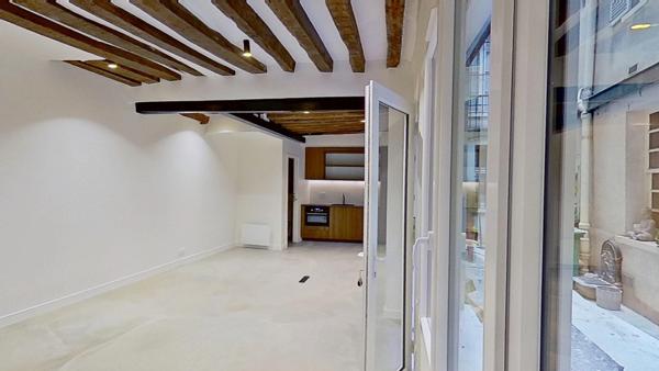 PARIS 1° Arr. - Quartier Montorgueil / Les Halles - Rue Coquillière - Local/bureau entièrement refait à neuf - 31m²