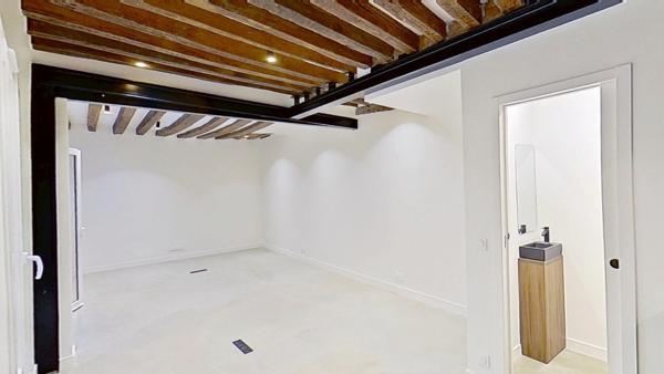 PARIS 1° Arr. - Quartier Montorgueil / Les Halles - Rue Coquillière - Local/bureau entièrement refait à neuf - 31m²