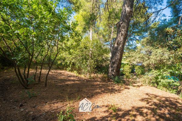 Saint-Julien / Les Olives – Villa familiale de 183m² avec 5 chambres, grand terrain arboré et piscine