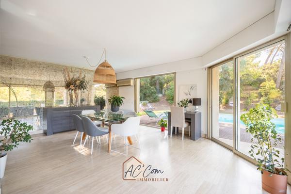 Saint-Julien / Les Olives – Villa familiale de 183m² avec 5 chambres, grand terrain arboré et piscine