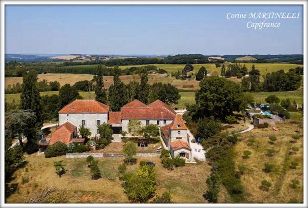 Propriete à vendre 22 pièces proche de AGEN (47) 4 habitations 885 m² + dépendances, 27 ha