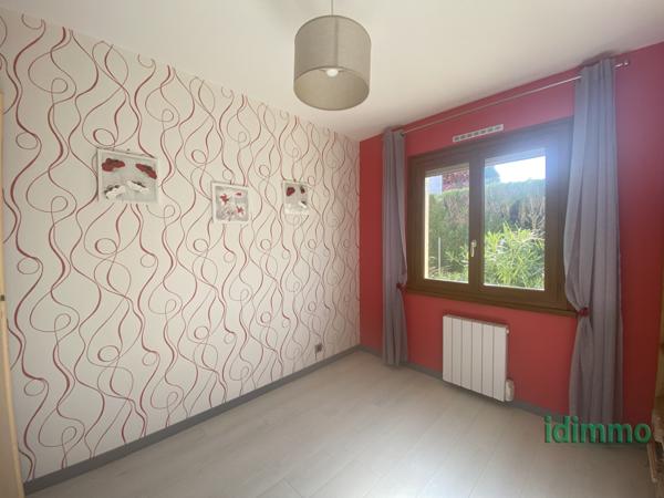 MAISON EN BON ETAT GENERAL DE 90 M2 SUR UN BEAU TERRAIN CLOS ET ARBORE DE 440 M2 .CENTRE BOURG TOUS COMMERCES  La Jarrie (17220)