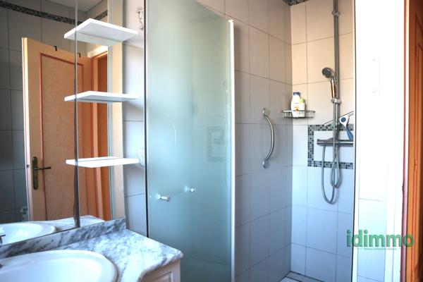 MAISON EN BON ETAT GENERAL DE 90 M2 SUR UN BEAU TERRAIN CLOS ET ARBORE DE 440 M2 .CENTRE BOURG TOUS COMMERCES  La Jarrie (17220)