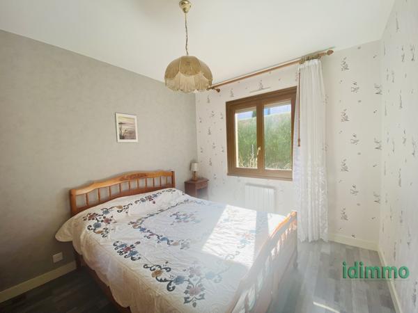 MAISON EN BON ETAT GENERAL DE 90 M2 SUR UN BEAU TERRAIN CLOS ET ARBORE DE 440 M2 .CENTRE BOURG TOUS COMMERCES  La Jarrie (17220)