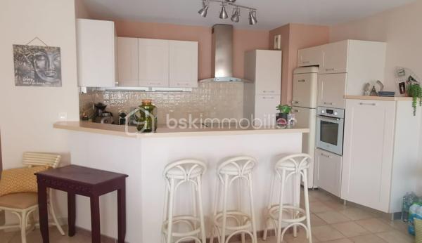 Situé dans le quartier prisé de Hyères Ouest, à environ 15 mins à pied du centre ville, et du centre historique, cet appartement bénéficie d'un environnement résidentiel recherché et d'une excellente accessibilité. Les axes autoroutiers permettent de rejoindre Cannes vers l'est et Marseille vers l'ouest.
L'aéroport, la gare SNCF, les plages, les commerces, et les transports en commun se trouvent à proximité immédiate.

Implanté au 1er étage avec ascenseur ( accès PMR ) d'une résidence fermée et sécurisée de standing, construite en 2005, cet appartement développe une surface de 95 M2 en carrez,
L'exposition plein sud et les larges baies vitrées offrent une luminosité naturelle du lever au coucher du soleil.
L'agencement se compose de:
- un hall d'entrée
- une cuisine ouverte agrémenté d'un bar
- un salon / séjour de plus de 37 M2
L'espace nuit comprend:
- un dégagement avec rangements intégrés 
- trois chambres avec placards dont une chambre avec un accès à un balcon
- une salle de bains
- une salle d'eau
- un toilette indépendant

A l'extérieur, une terrasse de plus de 15 M2 exposé plein sud, idéale pour partager des moments privilégiés en famille ou entre amis sous le soleil méditerranéen.
En annexe:
Dans le parking souterrain privatif de la résidence:
- un box fermé et une place de parking privative dédiée
( un avantage rare et très recherché ou le stationnement est particulièrement limité)
Bien rare sur le secteur
Coup de coeur garanti , ne tardez pas.
Pas de procédure en cours
Informations complémentaires et organisation de visites sur demande.
PRIX : 433 000 euros ( FAI inclus)