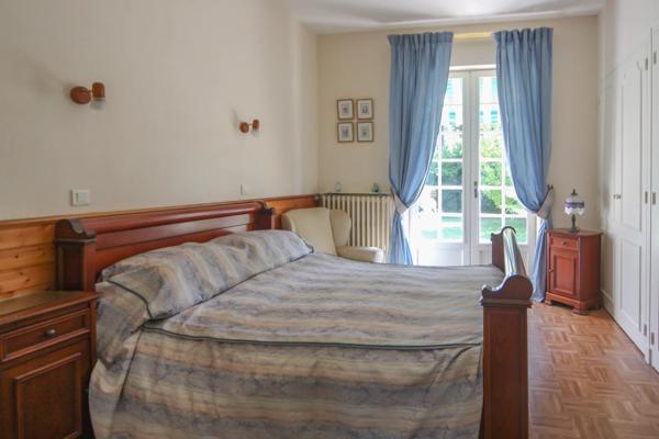 Maison de plain-pied très spacieuse en périphérie de la ville