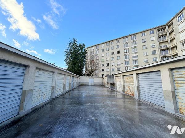 GARAGE A VENDRE RUE DE FOUGERES