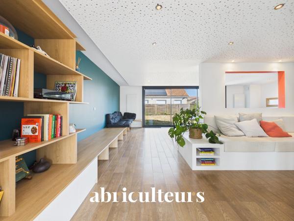 Vaste maison familiale d'architecte de 220M2 Jardin 5 chambres Un garage/buanderie Mobilier sur-mesure 2 parking Rezé Rue de l’Aérodrome
