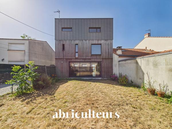 Vaste maison familiale d'architecte de 220M2 Jardin 5 chambres Un garage/buanderie Mobilier sur-mesure 2 parking Rezé Rue de l’Aérodrome
