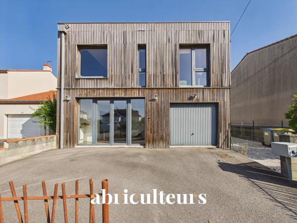 Vaste maison familiale d'architecte de 220M2 Jardin 5 chambres Un garage/buanderie Mobilier sur-mesure 2 parking Rezé Rue de l’Aérodrome