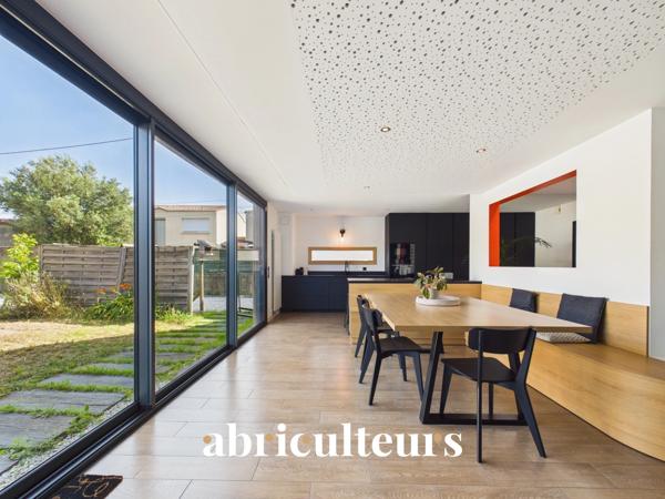 Vaste maison familiale d'architecte de 220M2 Jardin 5 chambres Un garage/buanderie Mobilier sur-mesure 2 parking Rezé Rue de l’Aérodrome