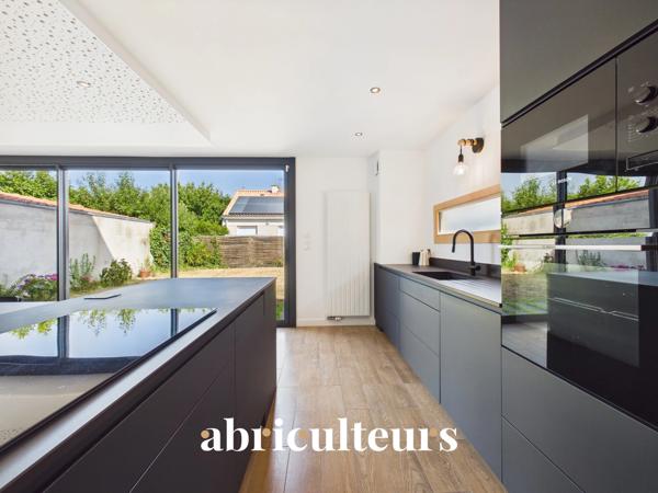 Vaste maison familiale d'architecte de 220M2 Jardin 5 chambres Un garage/buanderie Mobilier sur-mesure 2 parking Rezé Rue de l’Aérodrome