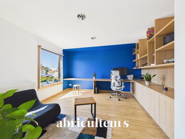 Vaste maison familiale d'architecte de 220M2 Jardin 5 chambres Un garage/buanderie Mobilier sur-mesure 2 parking Rezé Rue de l’Aérodrome