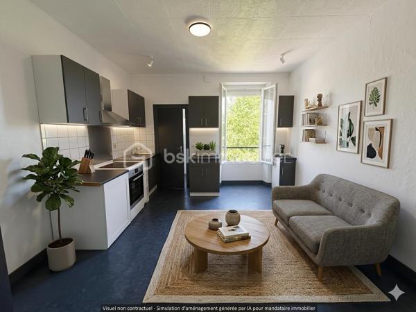 À Melun, au cœur d’un environnement résidentiel recherché et à quelques minutes des commodités du quotidien, découvrez ce charmant appartement 2 pièces situé au 1er étage d’une petite copropriété de caractère en meulière. Le bien développe 31,56 m² Loi Carrez et bénéficie en complément d’une cave, d’un grenier et d’un jardinet privatif d’environ 50 m².
Dès l’entrée, l’appartement séduit par sa luminosité traversante Est / Ouest, son cachet et son potentiel d’aménagement.
La visite débute par une pièce de vie avec espace cuisine, offrant aujourd’hui une configuration simple mais permettant facilement la création d’un espace séjour chaleureux avec une kitchenette contemporaine (projection d’aménagement voir photos). De quoi imaginer un intérieur actuel et optimisé, idéal pour un premier achat ou un investissement locatif.
Côté nuit, vous profitez d’une véritable chambre aux volumes confortables, facilement aménageable avec grand couchage, rangements et espace bureau.
La salle d’eau a déjà été rénovée : douche, fenêtre pour une ventilation naturelle appréciable et emplacement prévu pour l’installation d’un lave-linge.
À l’extérieur, véritable atout rare sur ce type de surface : un jardinet privatif permettant de profiter des beaux jours, créer un coin repas, un espace détente ou un petit potager urbain.
Les + du bien :
✓ Petite copropriété de charme en meulière
✓ Appartement traversant Est / Ouest
✓ Salle d’eau rénovée
✓ Cave privative
✓ Grenier
✓ Jardin privatif d’environ 49 m²
✓ Fort potentiel de valorisation après mise au goût du jour
✓ Idéal primo-accédant ou investissement locatif
Côté emplacement –
Vous profitez d’un emplacement pratique avec :
commerces et services accessibles rapidement,
gare de Melun à 10 min à pied permettant de rejoindre Paris en 25 min
accès routiers facilités,
environnement résidentiel mêlant maisons anciennes et petites copropriétés.
Un bien qui combine le charme de l’ancien, un extérieur privatif rare et un vrai potentiel d’aménagement.
📞 Une visite ? Parlons de votre projet et venez découvrir tout ce que cet appartement peut offrir.
