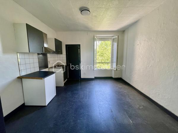 À Melun, au cœur d’un environnement résidentiel recherché et à quelques minutes des commodités du quotidien, découvrez ce charmant appartement 2 pièces situé au 1er étage d’une petite copropriété de caractère en meulière. Le bien développe 31,56 m² Loi Carrez et bénéficie en complément d’une cave, d’un grenier et d’un jardinet privatif d’environ 50 m².
Dès l’entrée, l’appartement séduit par sa luminosité traversante Est / Ouest, son cachet et son potentiel d’aménagement.
La visite débute par une pièce de vie avec espace cuisine, offrant aujourd’hui une configuration simple mais permettant facilement la création d’un espace séjour chaleureux avec une kitchenette contemporaine (projection d’aménagement voir photos). De quoi imaginer un intérieur actuel et optimisé, idéal pour un premier achat ou un investissement locatif.
Côté nuit, vous profitez d’une véritable chambre aux volumes confortables, facilement aménageable avec grand couchage, rangements et espace bureau.
La salle d’eau a déjà été rénovée : douche, fenêtre pour une ventilation naturelle appréciable et emplacement prévu pour l’installation d’un lave-linge.
À l’extérieur, véritable atout rare sur ce type de surface : un jardinet privatif permettant de profiter des beaux jours, créer un coin repas, un espace détente ou un petit potager urbain.
Les + du bien :
✓ Petite copropriété de charme en meulière
✓ Appartement traversant Est / Ouest
✓ Salle d’eau rénovée
✓ Cave privative
✓ Grenier
✓ Jardin privatif d’environ 49 m²
✓ Fort potentiel de valorisation après mise au goût du jour
✓ Idéal primo-accédant ou investissement locatif
Côté emplacement –
Vous profitez d’un emplacement pratique avec :
commerces et services accessibles rapidement,
gare de Melun à 10 min à pied permettant de rejoindre Paris en 25 min
accès routiers facilités,
environnement résidentiel mêlant maisons anciennes et petites copropriétés.
Un bien qui combine le charme de l’ancien, un extérieur privatif rare et un vrai potentiel d’aménagement.
📞 Une visite ? Parlons de votre projet et venez découvrir tout ce que cet appartement peut offrir.