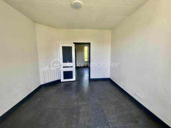 À Melun, au cœur d’un environnement résidentiel recherché et à quelques minutes des commodités du quotidien, découvrez ce charmant appartement 2 pièces situé au 1er étage d’une petite copropriété de caractère en meulière. Le bien développe 31,56 m² Loi Carrez et bénéficie en complément d’une cave, d’un grenier et d’un jardinet privatif d’environ 50 m².
Dès l’entrée, l’appartement séduit par sa luminosité traversante Est / Ouest, son cachet et son potentiel d’aménagement.
La visite débute par une pièce de vie avec espace cuisine, offrant aujourd’hui une configuration simple mais permettant facilement la création d’un espace séjour chaleureux avec une kitchenette contemporaine (projection d’aménagement voir photos). De quoi imaginer un intérieur actuel et optimisé, idéal pour un premier achat ou un investissement locatif.
Côté nuit, vous profitez d’une véritable chambre aux volumes confortables, facilement aménageable avec grand couchage, rangements et espace bureau.
La salle d’eau a déjà été rénovée : douche, fenêtre pour une ventilation naturelle appréciable et emplacement prévu pour l’installation d’un lave-linge.
À l’extérieur, véritable atout rare sur ce type de surface : un jardinet privatif permettant de profiter des beaux jours, créer un coin repas, un espace détente ou un petit potager urbain.
Les + du bien :
✓ Petite copropriété de charme en meulière
✓ Appartement traversant Est / Ouest
✓ Salle d’eau rénovée
✓ Cave privative
✓ Grenier
✓ Jardin privatif d’environ 49 m²
✓ Fort potentiel de valorisation après mise au goût du jour
✓ Idéal primo-accédant ou investissement locatif
Côté emplacement –
Vous profitez d’un emplacement pratique avec :
commerces et services accessibles rapidement,
gare de Melun à 10 min à pied permettant de rejoindre Paris en 25 min
accès routiers facilités,
environnement résidentiel mêlant maisons anciennes et petites copropriétés.
Un bien qui combine le charme de l’ancien, un extérieur privatif rare et un vrai potentiel d’aménagement.
📞 Une visite ? Parlons de votre projet et venez découvrir tout ce que cet appartement peut offrir.