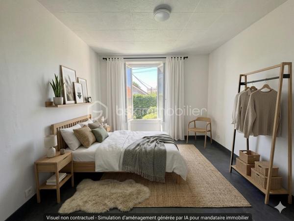 À Melun, au cœur d’un environnement résidentiel recherché et à quelques minutes des commodités du quotidien, découvrez ce charmant appartement 2 pièces situé au 1er étage d’une petite copropriété de caractère en meulière. Le bien développe 31,56 m² Loi Carrez et bénéficie en complément d’une cave, d’un grenier et d’un jardinet privatif d’environ 50 m².
Dès l’entrée, l’appartement séduit par sa luminosité traversante Est / Ouest, son cachet et son potentiel d’aménagement.
La visite débute par une pièce de vie avec espace cuisine, offrant aujourd’hui une configuration simple mais permettant facilement la création d’un espace séjour chaleureux avec une kitchenette contemporaine (projection d’aménagement voir photos). De quoi imaginer un intérieur actuel et optimisé, idéal pour un premier achat ou un investissement locatif.
Côté nuit, vous profitez d’une véritable chambre aux volumes confortables, facilement aménageable avec grand couchage, rangements et espace bureau.
La salle d’eau a déjà été rénovée : douche, fenêtre pour une ventilation naturelle appréciable et emplacement prévu pour l’installation d’un lave-linge.
À l’extérieur, véritable atout rare sur ce type de surface : un jardinet privatif permettant de profiter des beaux jours, créer un coin repas, un espace détente ou un petit potager urbain.
Les + du bien :
✓ Petite copropriété de charme en meulière
✓ Appartement traversant Est / Ouest
✓ Salle d’eau rénovée
✓ Cave privative
✓ Grenier
✓ Jardin privatif d’environ 49 m²
✓ Fort potentiel de valorisation après mise au goût du jour
✓ Idéal primo-accédant ou investissement locatif
Côté emplacement –
Vous profitez d’un emplacement pratique avec :
commerces et services accessibles rapidement,
gare de Melun à 10 min à pied permettant de rejoindre Paris en 25 min
accès routiers facilités,
environnement résidentiel mêlant maisons anciennes et petites copropriétés.
Un bien qui combine le charme de l’ancien, un extérieur privatif rare et un vrai potentiel d’aménagement.
📞 Une visite ? Parlons de votre projet et venez découvrir tout ce que cet appartement peut offrir.