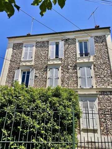 À Melun, au cœur d’un environnement résidentiel recherché et à quelques minutes des commodités du quotidien, découvrez ce charmant appartement 2 pièces situé au 1er étage d’une petite copropriété de caractère en meulière. Le bien développe 31,56 m² Loi Carrez et bénéficie en complément d’une cave, d’un grenier et d’un jardinet privatif d’environ 50 m².
Dès l’entrée, l’appartement séduit par sa luminosité traversante Est / Ouest, son cachet et son potentiel d’aménagement.
La visite débute par une pièce de vie avec espace cuisine, offrant aujourd’hui une configuration simple mais permettant facilement la création d’un espace séjour chaleureux avec une kitchenette contemporaine (projection d’aménagement voir photos). De quoi imaginer un intérieur actuel et optimisé, idéal pour un premier achat ou un investissement locatif.
Côté nuit, vous profitez d’une véritable chambre aux volumes confortables, facilement aménageable avec grand couchage, rangements et espace bureau.
La salle d’eau a déjà été rénovée : douche, fenêtre pour une ventilation naturelle appréciable et emplacement prévu pour l’installation d’un lave-linge.
À l’extérieur, véritable atout rare sur ce type de surface : un jardinet privatif permettant de profiter des beaux jours, créer un coin repas, un espace détente ou un petit potager urbain.
Les + du bien :
✓ Petite copropriété de charme en meulière
✓ Appartement traversant Est / Ouest
✓ Salle d’eau rénovée
✓ Cave privative
✓ Grenier
✓ Jardin privatif d’environ 49 m²
✓ Fort potentiel de valorisation après mise au goût du jour
✓ Idéal primo-accédant ou investissement locatif
Côté emplacement –
Vous profitez d’un emplacement pratique avec :
commerces et services accessibles rapidement,
gare de Melun à 10 min à pied permettant de rejoindre Paris en 25 min
accès routiers facilités,
environnement résidentiel mêlant maisons anciennes et petites copropriétés.
Un bien qui combine le charme de l’ancien, un extérieur privatif rare et un vrai potentiel d’aménagement.
📞 Une visite ? Parlons de votre projet et venez découvrir tout ce que cet appartement peut offrir.