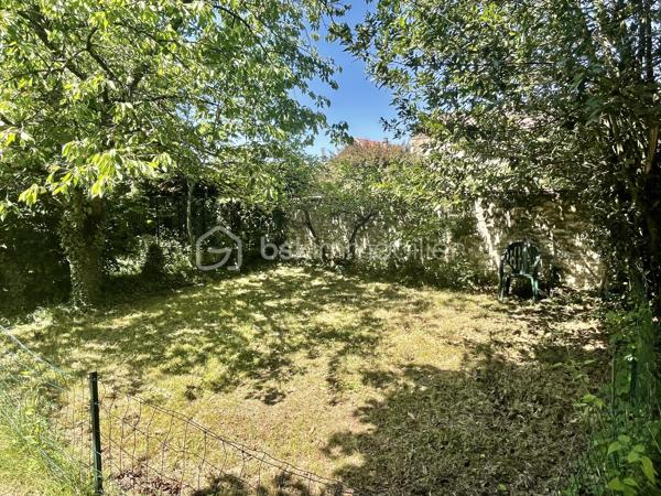 À Melun, au cœur d’un environnement résidentiel recherché et à quelques minutes des commodités du quotidien, découvrez ce charmant appartement 2 pièces situé au 1er étage d’une petite copropriété de caractère en meulière. Le bien développe 31,56 m² Loi Carrez et bénéficie en complément d’une cave, d’un grenier et d’un jardinet privatif d’environ 50 m².
Dès l’entrée, l’appartement séduit par sa luminosité traversante Est / Ouest, son cachet et son potentiel d’aménagement.
La visite débute par une pièce de vie avec espace cuisine, offrant aujourd’hui une configuration simple mais permettant facilement la création d’un espace séjour chaleureux avec une kitchenette contemporaine (projection d’aménagement voir photos). De quoi imaginer un intérieur actuel et optimisé, idéal pour un premier achat ou un investissement locatif.
Côté nuit, vous profitez d’une véritable chambre aux volumes confortables, facilement aménageable avec grand couchage, rangements et espace bureau.
La salle d’eau a déjà été rénovée : douche, fenêtre pour une ventilation naturelle appréciable et emplacement prévu pour l’installation d’un lave-linge.
À l’extérieur, véritable atout rare sur ce type de surface : un jardinet privatif permettant de profiter des beaux jours, créer un coin repas, un espace détente ou un petit potager urbain.
Les + du bien :
✓ Petite copropriété de charme en meulière
✓ Appartement traversant Est / Ouest
✓ Salle d’eau rénovée
✓ Cave privative
✓ Grenier
✓ Jardin privatif d’environ 49 m²
✓ Fort potentiel de valorisation après mise au goût du jour
✓ Idéal primo-accédant ou investissement locatif
Côté emplacement –
Vous profitez d’un emplacement pratique avec :
commerces et services accessibles rapidement,
gare de Melun à 10 min à pied permettant de rejoindre Paris en 25 min
accès routiers facilités,
environnement résidentiel mêlant maisons anciennes et petites copropriétés.
Un bien qui combine le charme de l’ancien, un extérieur privatif rare et un vrai potentiel d’aménagement.
📞 Une visite ? Parlons de votre projet et venez découvrir tout ce que cet appartement peut offrir.
