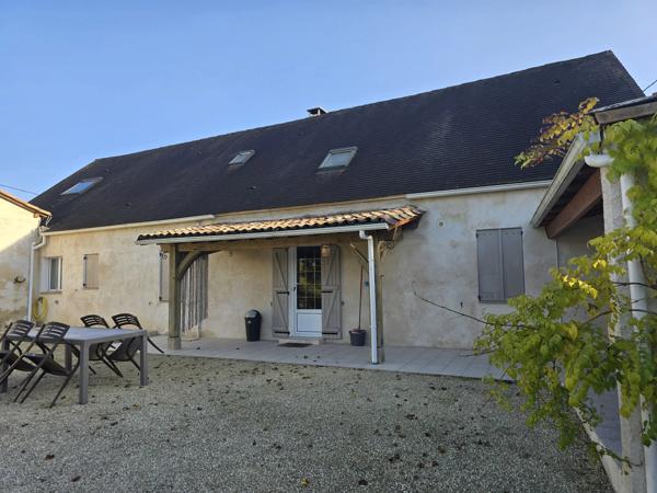 Longère Perigourdine de 1848 avec deux autres maisons offrant une possibilité locative