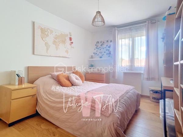 Maison PRÊTE-A-VIVRE - 5 CHAMBRES - SECTEUR PRIVILÉGIÉ 

Située dans un quartier résidentiel calme et sans vis-à-vis, cette maison bénéficie d'une exposition plein sud garantissant une LUMINOSITÉ optimale tout au long de l'année. La terrasse, avec sa pergola bioclimatique, offre un espace extérieur intime et fonctionnel parfaitement intégré à son environnement. Ce cadre de vie privilégié constitue un investissement au sein d'un environnement apaisant.

L'intérieur se distingue par un agencement optimisé de 7 pièces, comprenant une entrée, WC séparés, accès au garage ATTENANT, un vaste DOUBLE SÉJOUR avec double exposition, des baies vitrées et une cuisine équipée ouverte. Vous disposez d'une pièce de vie SPACIEUSE, LUMINEUSE parfaitement AGENCÉE. 
L'espace nuit dispose de quatre chambres, dont une suite parentale complète, ainsi qu'une pièce supplémentaire sous les combles pour une modularité totale (chambre, bureau, salle de jeux...), de WC séparés et de la salle d'eau familiale. Les volumes généreux et la fluidité de circulation valorisent chaque mètre carré de cette maison FAMILIALE.

Côté technique, ce bien propose des prestations de qualité incluant un poêle à bois, une chaudière récente et des volets électriques assurant d'importantes économies d'énergie. Ce bien "prêt-à-vivre", doté d'un garage et d'un purificateur d'eau, de stationnement sur parcelle, d'une PISCINE tubulaire, ne nécessite aucun travaux et garantit une installation immédiate en toute sérénité.

À vos agendas, pour une visite...