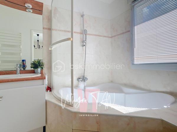 Maison PRÊTE-A-VIVRE - 5 CHAMBRES - SECTEUR PRIVILÉGIÉ 

Située dans un quartier résidentiel calme et sans vis-à-vis, cette maison bénéficie d'une exposition plein sud garantissant une LUMINOSITÉ optimale tout au long de l'année. La terrasse, avec sa pergola bioclimatique, offre un espace extérieur intime et fonctionnel parfaitement intégré à son environnement. Ce cadre de vie privilégié constitue un investissement au sein d'un environnement apaisant.

L'intérieur se distingue par un agencement optimisé de 7 pièces, comprenant une entrée, WC séparés, accès au garage ATTENANT, un vaste DOUBLE SÉJOUR avec double exposition, des baies vitrées et une cuisine équipée ouverte. Vous disposez d'une pièce de vie SPACIEUSE, LUMINEUSE parfaitement AGENCÉE. 
L'espace nuit dispose de quatre chambres, dont une suite parentale complète, ainsi qu'une pièce supplémentaire sous les combles pour une modularité totale (chambre, bureau, salle de jeux...), de WC séparés et de la salle d'eau familiale. Les volumes généreux et la fluidité de circulation valorisent chaque mètre carré de cette maison FAMILIALE.

Côté technique, ce bien propose des prestations de qualité incluant un poêle à bois, une chaudière récente et des volets électriques assurant d'importantes économies d'énergie. Ce bien "prêt-à-vivre", doté d'un garage et d'un purificateur d'eau, de stationnement sur parcelle, d'une PISCINE tubulaire, ne nécessite aucun travaux et garantit une installation immédiate en toute sérénité.

À vos agendas, pour une visite...