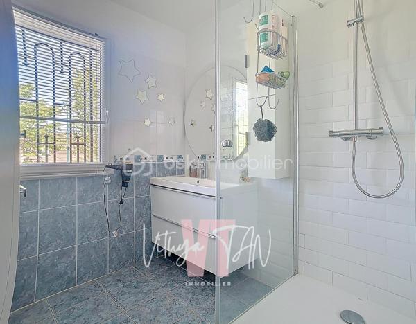 Maison PRÊTE-A-VIVRE - 5 CHAMBRES - SECTEUR PRIVILÉGIÉ 

Située dans un quartier résidentiel calme et sans vis-à-vis, cette maison bénéficie d'une exposition plein sud garantissant une LUMINOSITÉ optimale tout au long de l'année. La terrasse, avec sa pergola bioclimatique, offre un espace extérieur intime et fonctionnel parfaitement intégré à son environnement. Ce cadre de vie privilégié constitue un investissement au sein d'un environnement apaisant.

L'intérieur se distingue par un agencement optimisé de 7 pièces, comprenant une entrée, WC séparés, accès au garage ATTENANT, un vaste DOUBLE SÉJOUR avec double exposition, des baies vitrées et une cuisine équipée ouverte. Vous disposez d'une pièce de vie SPACIEUSE, LUMINEUSE parfaitement AGENCÉE. 
L'espace nuit dispose de quatre chambres, dont une suite parentale complète, ainsi qu'une pièce supplémentaire sous les combles pour une modularité totale (chambre, bureau, salle de jeux...), de WC séparés et de la salle d'eau familiale. Les volumes généreux et la fluidité de circulation valorisent chaque mètre carré de cette maison FAMILIALE.

Côté technique, ce bien propose des prestations de qualité incluant un poêle à bois, une chaudière récente et des volets électriques assurant d'importantes économies d'énergie. Ce bien "prêt-à-vivre", doté d'un garage et d'un purificateur d'eau, de stationnement sur parcelle, d'une PISCINE tubulaire, ne nécessite aucun travaux et garantit une installation immédiate en toute sérénité.

À vos agendas, pour une visite...