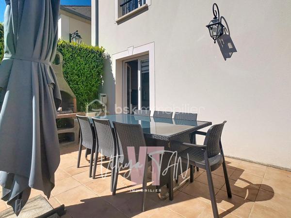 Maison PRÊTE-A-VIVRE - 5 CHAMBRES - SECTEUR PRIVILÉGIÉ 

Située dans un quartier résidentiel calme et sans vis-à-vis, cette maison bénéficie d'une exposition plein sud garantissant une LUMINOSITÉ optimale tout au long de l'année. La terrasse, avec sa pergola bioclimatique, offre un espace extérieur intime et fonctionnel parfaitement intégré à son environnement. Ce cadre de vie privilégié constitue un investissement au sein d'un environnement apaisant.

L'intérieur se distingue par un agencement optimisé de 7 pièces, comprenant une entrée, WC séparés, accès au garage ATTENANT, un vaste DOUBLE SÉJOUR avec double exposition, des baies vitrées et une cuisine équipée ouverte. Vous disposez d'une pièce de vie SPACIEUSE, LUMINEUSE parfaitement AGENCÉE. 
L'espace nuit dispose de quatre chambres, dont une suite parentale complète, ainsi qu'une pièce supplémentaire sous les combles pour une modularité totale (chambre, bureau, salle de jeux...), de WC séparés et de la salle d'eau familiale. Les volumes généreux et la fluidité de circulation valorisent chaque mètre carré de cette maison FAMILIALE.

Côté technique, ce bien propose des prestations de qualité incluant un poêle à bois, une chaudière récente et des volets électriques assurant d'importantes économies d'énergie. Ce bien "prêt-à-vivre", doté d'un garage et d'un purificateur d'eau, de stationnement sur parcelle, d'une PISCINE tubulaire, ne nécessite aucun travaux et garantit une installation immédiate en toute sérénité.

À vos agendas, pour une visite...