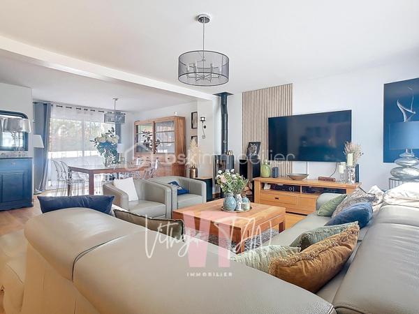 Maison PRÊTE-A-VIVRE - 5 CHAMBRES - SECTEUR PRIVILÉGIÉ 

Située dans un quartier résidentiel calme et sans vis-à-vis, cette maison bénéficie d'une exposition plein sud garantissant une LUMINOSITÉ optimale tout au long de l'année. La terrasse, avec sa pergola bioclimatique, offre un espace extérieur intime et fonctionnel parfaitement intégré à son environnement. Ce cadre de vie privilégié constitue un investissement au sein d'un environnement apaisant.

L'intérieur se distingue par un agencement optimisé de 7 pièces, comprenant une entrée, WC séparés, accès au garage ATTENANT, un vaste DOUBLE SÉJOUR avec double exposition, des baies vitrées et une cuisine équipée ouverte. Vous disposez d'une pièce de vie SPACIEUSE, LUMINEUSE parfaitement AGENCÉE. 
L'espace nuit dispose de quatre chambres, dont une suite parentale complète, ainsi qu'une pièce supplémentaire sous les combles pour une modularité totale (chambre, bureau, salle de jeux...), de WC séparés et de la salle d'eau familiale. Les volumes généreux et la fluidité de circulation valorisent chaque mètre carré de cette maison FAMILIALE.

Côté technique, ce bien propose des prestations de qualité incluant un poêle à bois, une chaudière récente et des volets électriques assurant d'importantes économies d'énergie. Ce bien "prêt-à-vivre", doté d'un garage et d'un purificateur d'eau, de stationnement sur parcelle, d'une PISCINE tubulaire, ne nécessite aucun travaux et garantit une installation immédiate en toute sérénité.

À vos agendas, pour une visite...