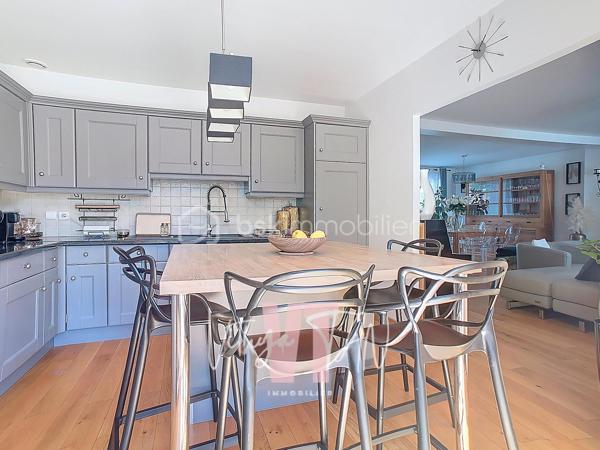 Maison PRÊTE-A-VIVRE - 5 CHAMBRES - SECTEUR PRIVILÉGIÉ 

Située dans un quartier résidentiel calme et sans vis-à-vis, cette maison bénéficie d'une exposition plein sud garantissant une LUMINOSITÉ optimale tout au long de l'année. La terrasse, avec sa pergola bioclimatique, offre un espace extérieur intime et fonctionnel parfaitement intégré à son environnement. Ce cadre de vie privilégié constitue un investissement au sein d'un environnement apaisant.

L'intérieur se distingue par un agencement optimisé de 7 pièces, comprenant une entrée, WC séparés, accès au garage ATTENANT, un vaste DOUBLE SÉJOUR avec double exposition, des baies vitrées et une cuisine équipée ouverte. Vous disposez d'une pièce de vie SPACIEUSE, LUMINEUSE parfaitement AGENCÉE. 
L'espace nuit dispose de quatre chambres, dont une suite parentale complète, ainsi qu'une pièce supplémentaire sous les combles pour une modularité totale (chambre, bureau, salle de jeux...), de WC séparés et de la salle d'eau familiale. Les volumes généreux et la fluidité de circulation valorisent chaque mètre carré de cette maison FAMILIALE.

Côté technique, ce bien propose des prestations de qualité incluant un poêle à bois, une chaudière récente et des volets électriques assurant d'importantes économies d'énergie. Ce bien "prêt-à-vivre", doté d'un garage et d'un purificateur d'eau, de stationnement sur parcelle, d'une PISCINE tubulaire, ne nécessite aucun travaux et garantit une installation immédiate en toute sérénité.

À vos agendas, pour une visite...