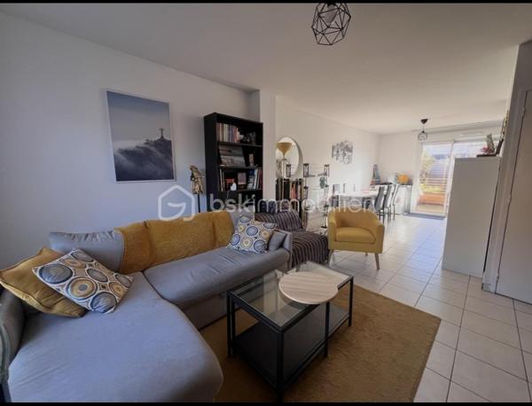 À la recherche d'un cadre de vie agréable entre ville et nature ? Découvrez cette charmante maison de 73 m², située au sein d'une copropriété bien entretenue idéale pour profiter d'un environnement paisible tout en restant proche des commodités.

Dès l'entrée, vous serez séduit par son séjour traversant Est/Ouest, baigné de lumière naturelle tout au long de la journée. La grande baie vitrée prolonge harmonieusement l'espace de vie vers le jardin privatif, créant une véritable continuité entre intérieur et extérieur. La cuisine ouverte, aménagée et équipée, complète cet espace convivial pensé pour le confort du quotidien et les moments de partage. Un WC indépendant vient parfaire ce niveau.

À l'étage, l'espace nuit se compose de trois chambres, chacune bénéficiant d'un accès à un balcon, ainsi que d'une salle de bain avec WC.

À l'extérieur, vous profiterez d'un agréable jardin clos, idéal pour les repas en plein air, les loisirs ou les moments de détente. Un abri de jardin facilite le rangement, tandis que deux balcons offrent des espaces supplémentaires pour apprécier les différentes expositions.

Côté pratique, la maison dispose également de deux places de stationnement privatives ainsi que d'un espace de stockage indépendant.

Les atouts de ce bien :

* Séjour traversant lumineux
* Pas de travaux à prévoir
* Double exposition Est/Ouest
* 3 chambres avec accès balcon
* Jardin privatif clos
* 2 places de stationnement
* Box de stockage indépendant
* Proximité des écoles, commerces et bords de Loire, transports en commun

Une belle opportunité pour ceux qui recherchent un cadre de vie serein au cœur du Pellerin.

**Une visite s'impose ! Contactez-nous dès aujourd'hui pour découvrir ce bien. Des vidéos de présentation ainsi que les plans détaillés de la maison sont disponibles sur  demande afin de préparer au mieux votre projet immobilier.**