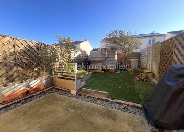 À la recherche d'un cadre de vie agréable entre ville et nature ? Découvrez cette charmante maison de 73 m², située au sein d'une copropriété bien entretenue idéale pour profiter d'un environnement paisible tout en restant proche des commodités.

Dès l'entrée, vous serez séduit par son séjour traversant Est/Ouest, baigné de lumière naturelle tout au long de la journée. La grande baie vitrée prolonge harmonieusement l'espace de vie vers le jardin privatif, créant une véritable continuité entre intérieur et extérieur. La cuisine ouverte, aménagée et équipée, complète cet espace convivial pensé pour le confort du quotidien et les moments de partage. Un WC indépendant vient parfaire ce niveau.

À l'étage, l'espace nuit se compose de trois chambres, chacune bénéficiant d'un accès à un balcon, ainsi que d'une salle de bain avec WC.

À l'extérieur, vous profiterez d'un agréable jardin clos, idéal pour les repas en plein air, les loisirs ou les moments de détente. Un abri de jardin facilite le rangement, tandis que deux balcons offrent des espaces supplémentaires pour apprécier les différentes expositions.

Côté pratique, la maison dispose également de deux places de stationnement privatives ainsi que d'un espace de stockage indépendant.

Les atouts de ce bien :

* Séjour traversant lumineux
* Pas de travaux à prévoir
* Double exposition Est/Ouest
* 3 chambres avec accès balcon
* Jardin privatif clos
* 2 places de stationnement
* Box de stockage indépendant
* Proximité des écoles, commerces et bords de Loire, transports en commun

Une belle opportunité pour ceux qui recherchent un cadre de vie serein au cœur du Pellerin.

**Une visite s'impose ! Contactez-nous dès aujourd'hui pour découvrir ce bien. Des vidéos de présentation ainsi que les plans détaillés de la maison sont disponibles sur  demande afin de préparer au mieux votre projet immobilier.**